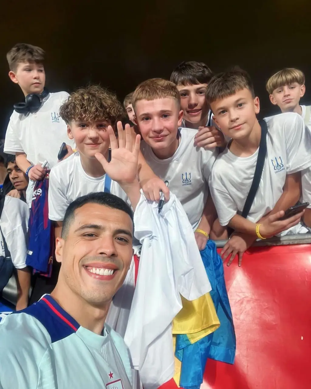 z futbolistamy zbirnoy ispanii футболісти збірної Іспанії на тренуванні разом з гравцями ФК Тростянець