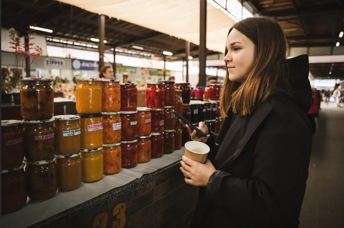zhurnalistka rozdyvliaiietsia varennia na bazari