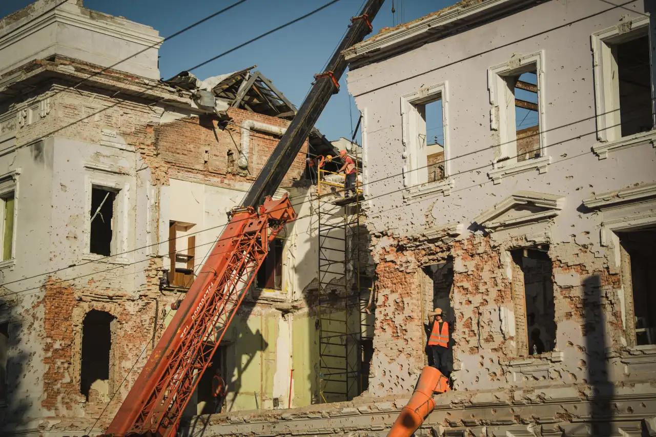 демонтаж пошкодженого корпусу СумДУ