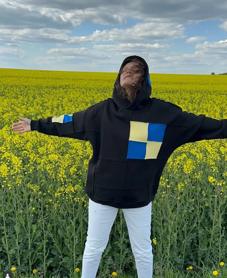 5 апсайкл, худі пошито зі шматків тканини, інстаграм сторінка Лани