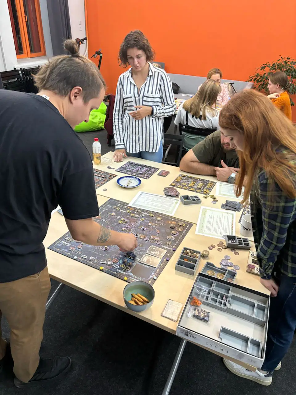 Nastilʹni ihry1 Учасники Клубу Цукру грають в настільні ігри