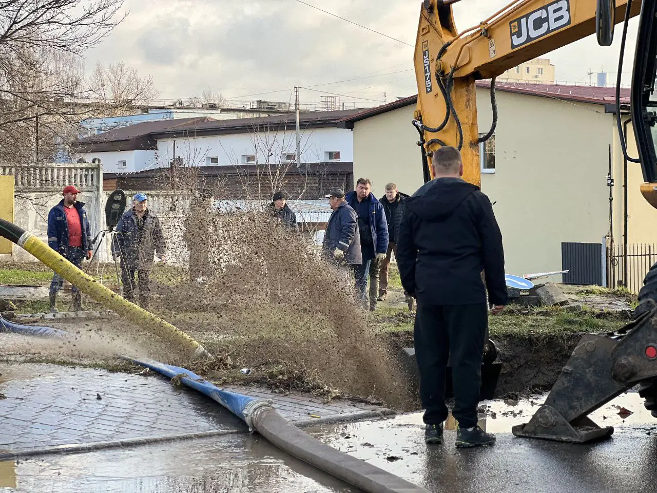 avaria kollektor sumy аварія на напірному колекторі у Сумах