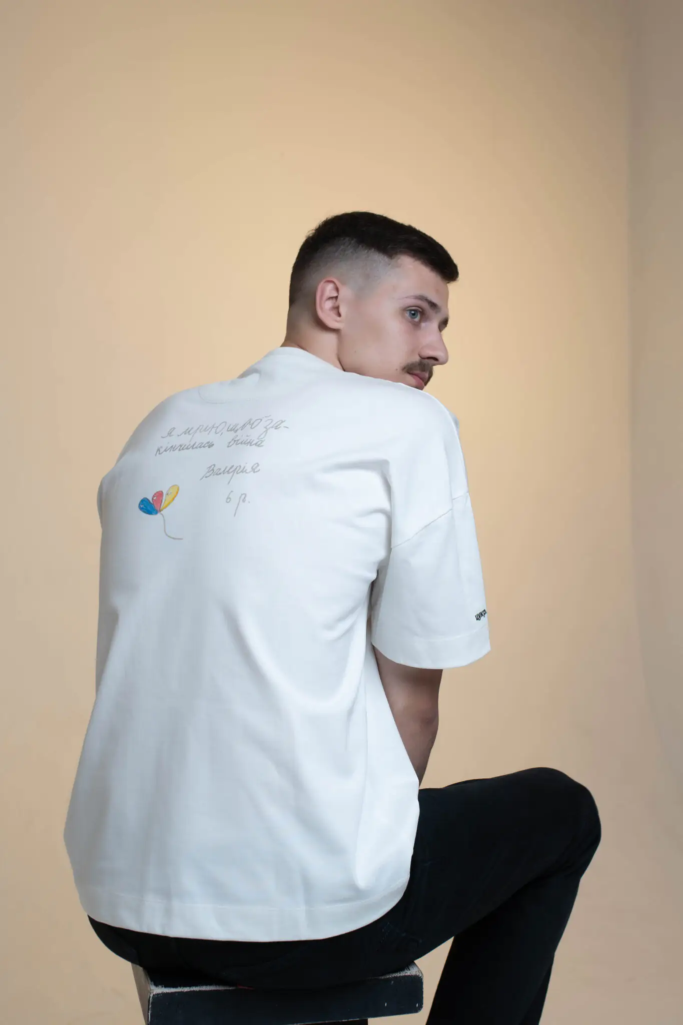 Чоловік у футболці Суми моя фортеця