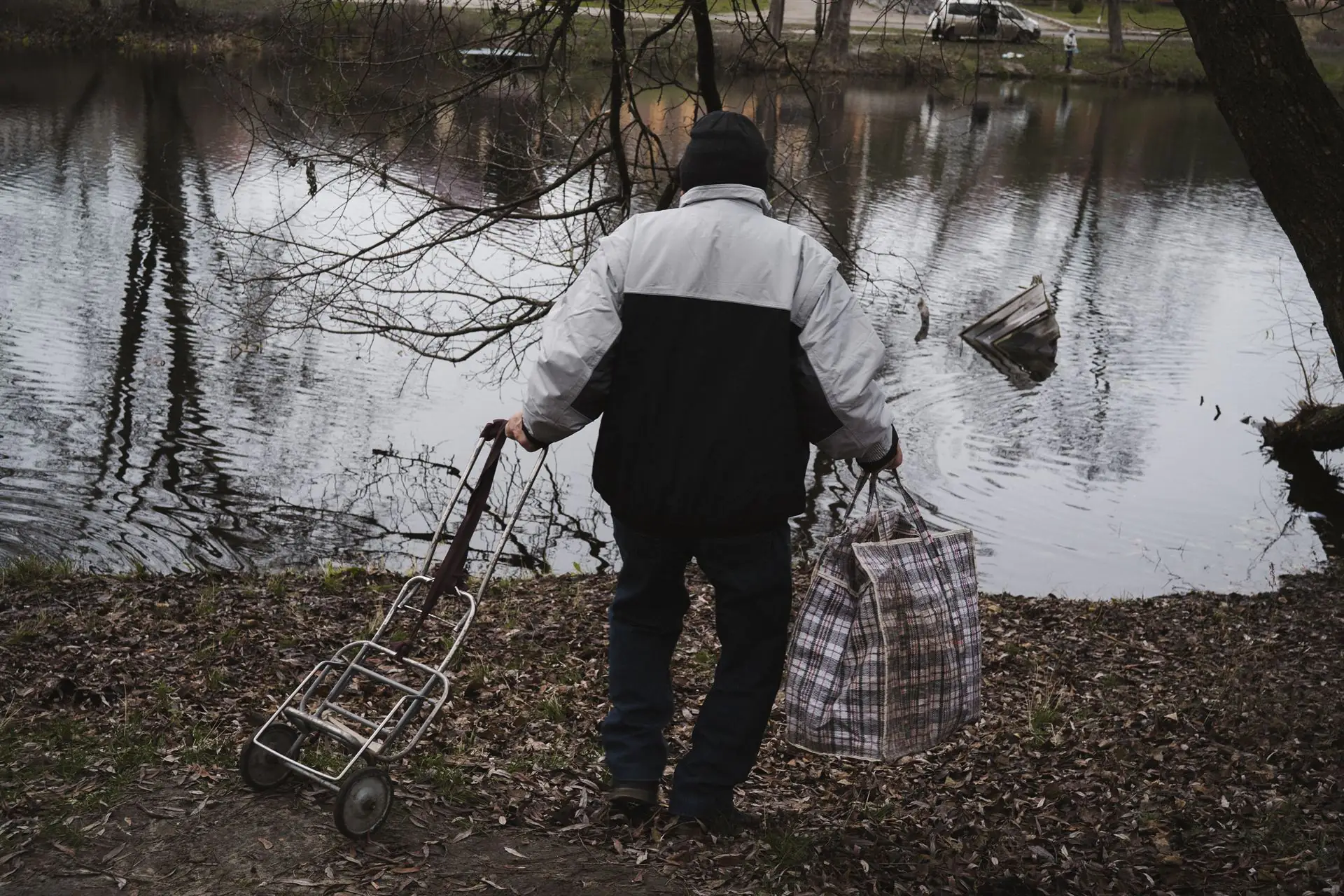 cholovіk z vіzkom bіlya Psla cholovіk z vіzkom bіlya Psla