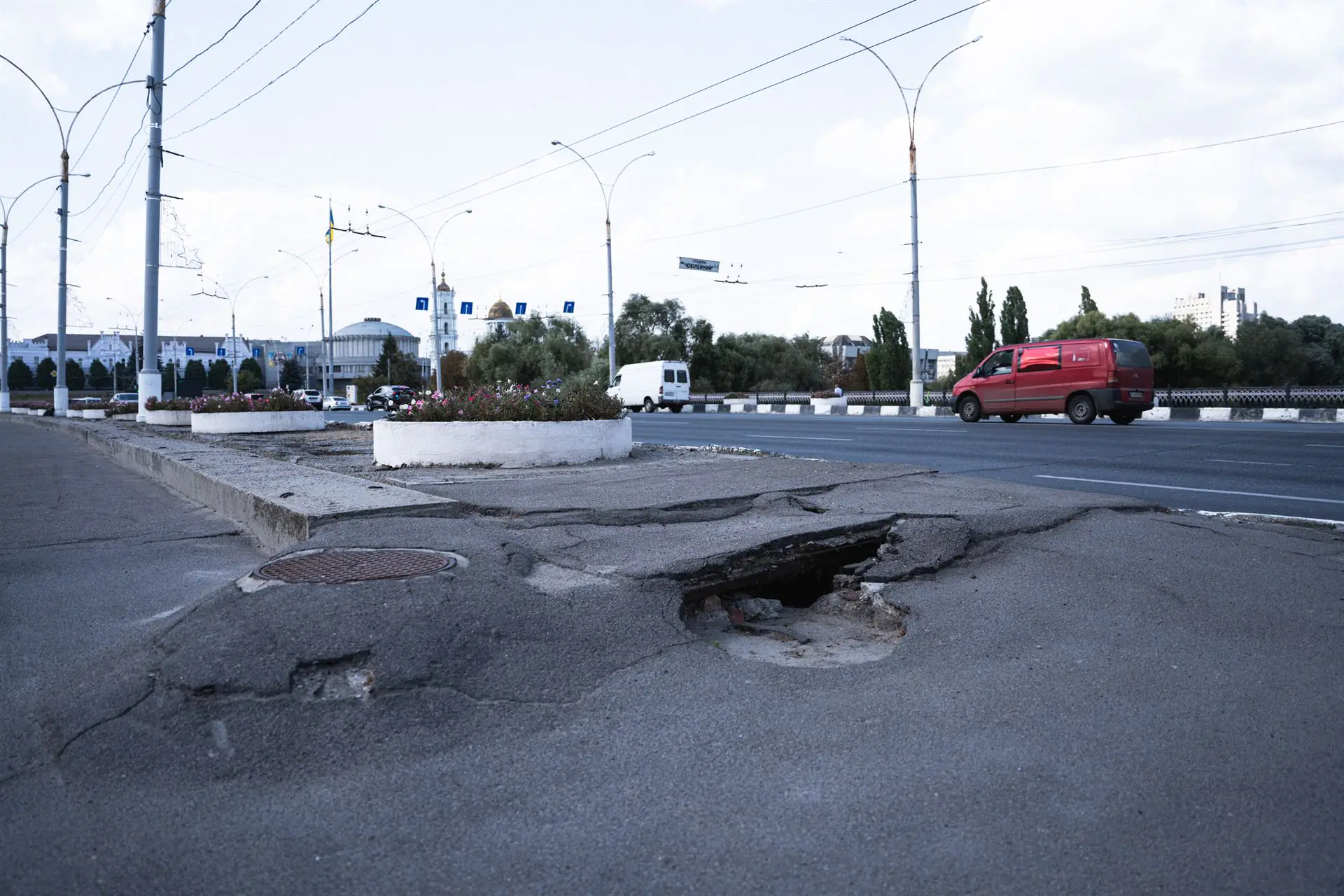 Дірки в Харківському мосту в Сумах