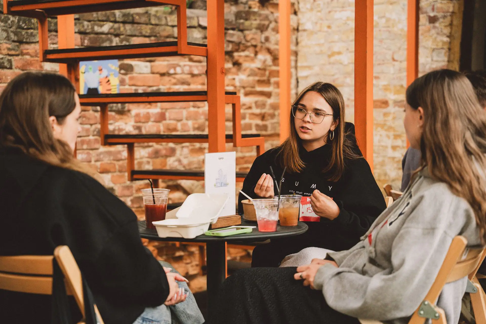 Дівчата з Клубу Цукру говорять у Дворику 