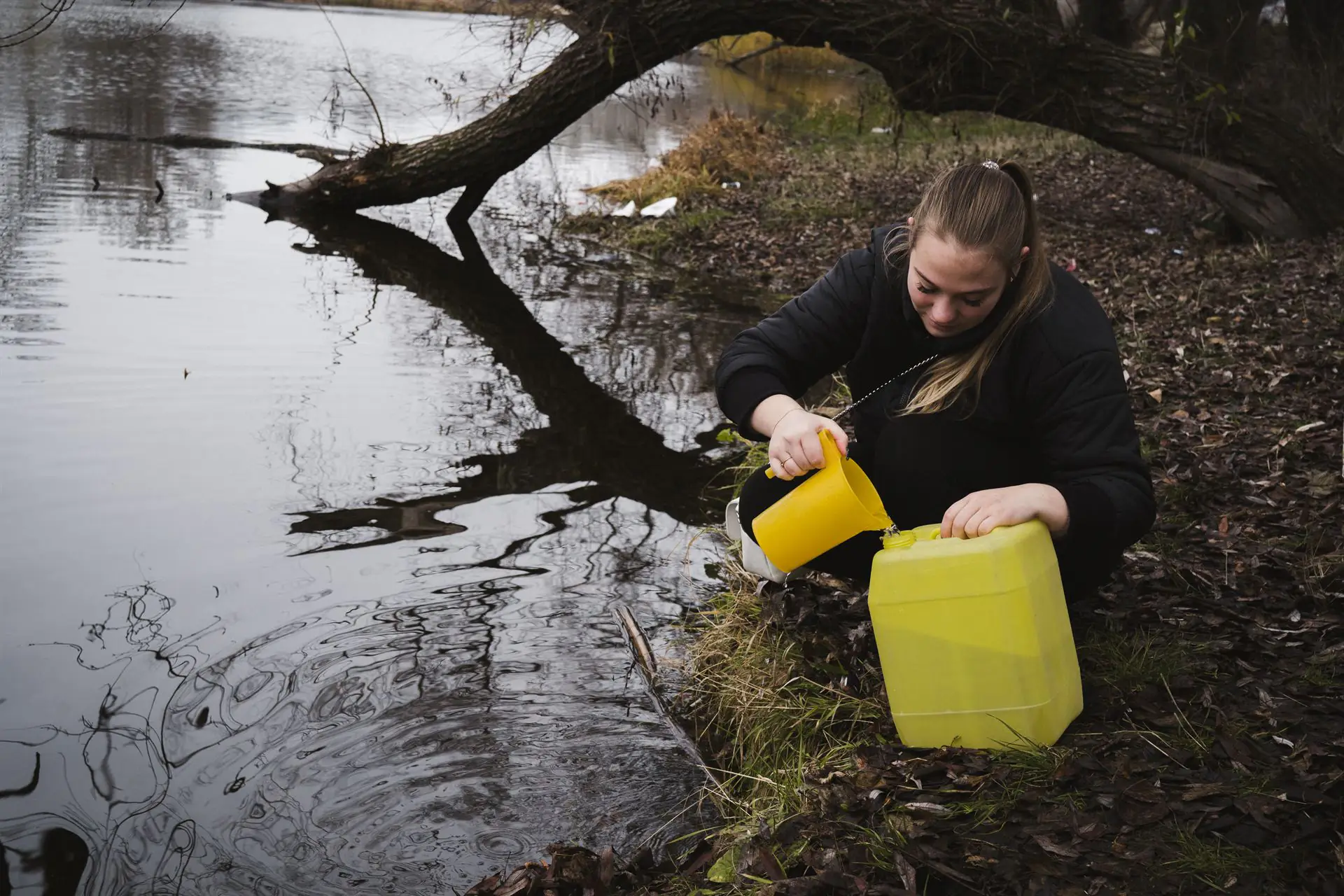 dіvchyna nabyrayе vodu v baklаzhku dіvchyna nabyrayе vodu v baklаzhku