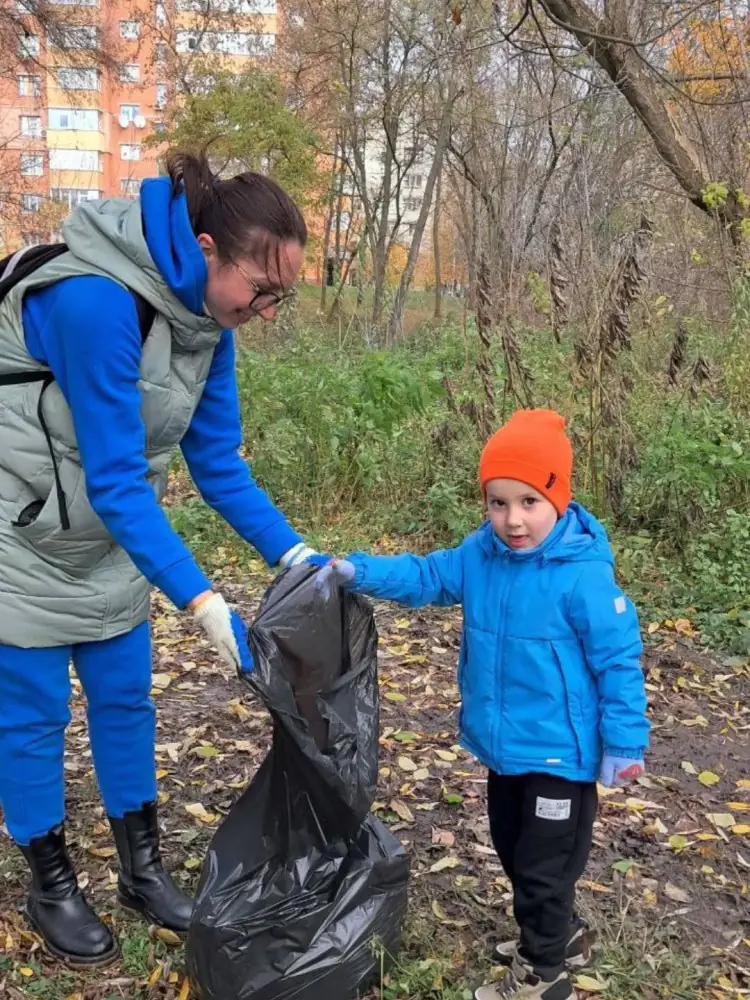 Дитина прибирає під час Екокросу в Сумах