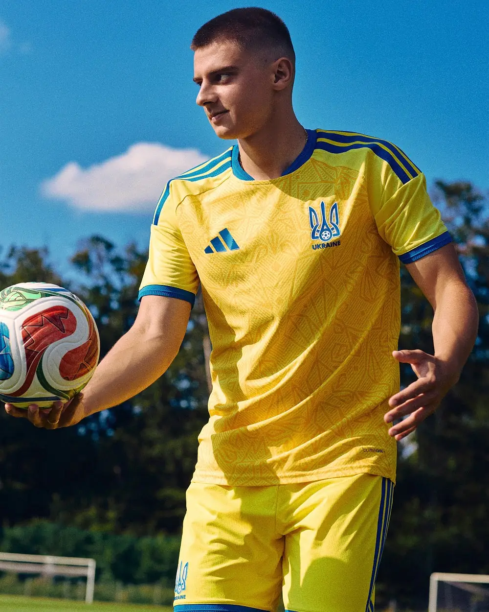 futbolist u noviy formi zbirnoyi Футболіст у новій формі збірної України