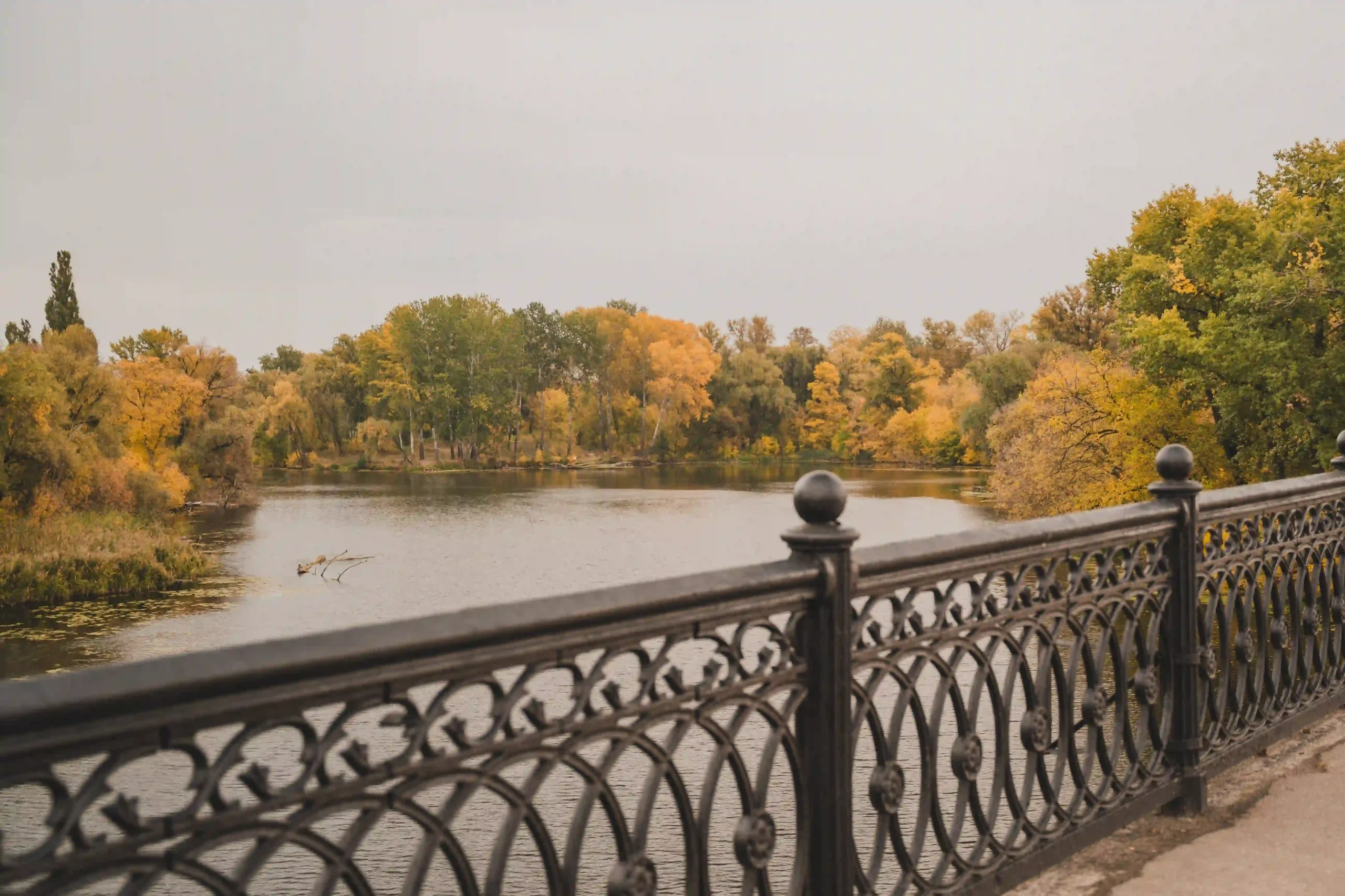 Харківський міст, що височіє над Пслом, ніби відтворює картину.