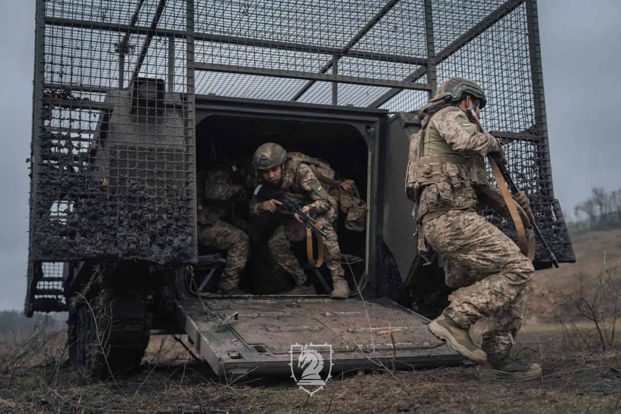 колумбійці вчаться десантуватися з бронетранспортера в Україні 