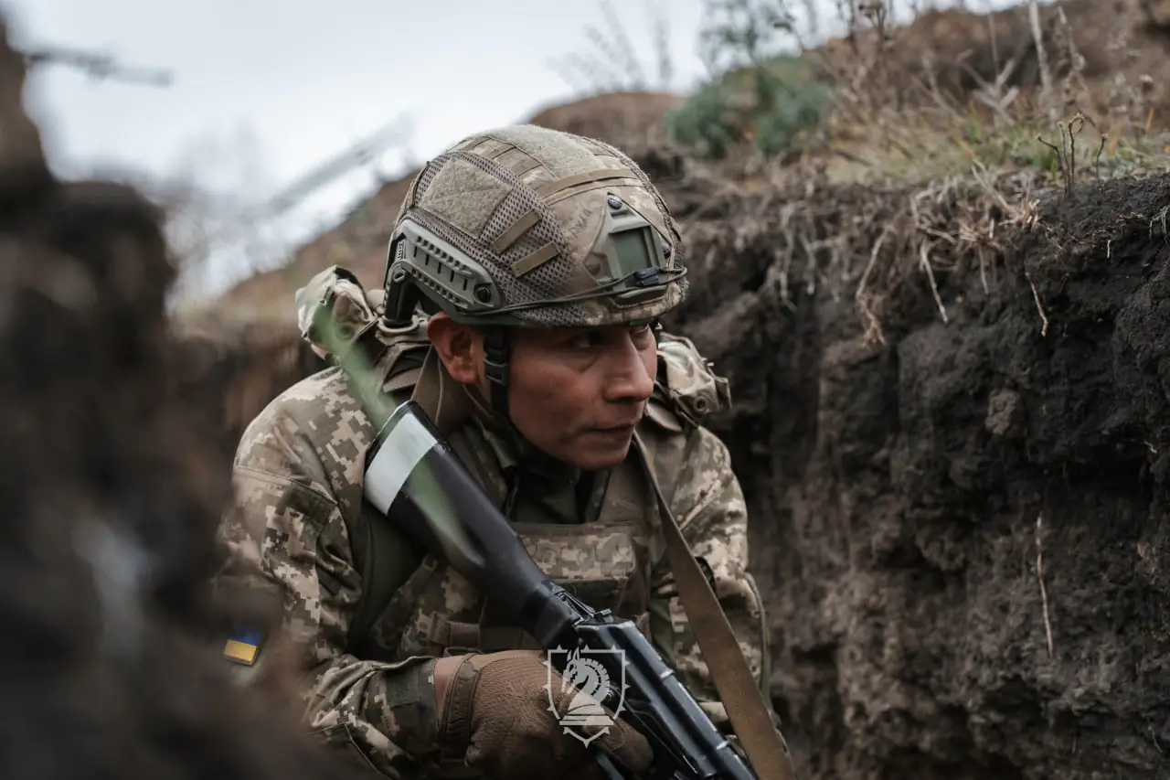 тренування колумбійців в окопі