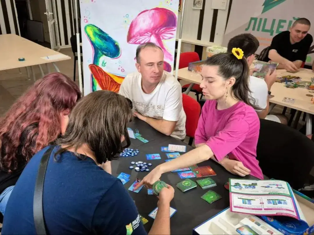 ludy antidakh Відвідувачі антидаху грають у монополію