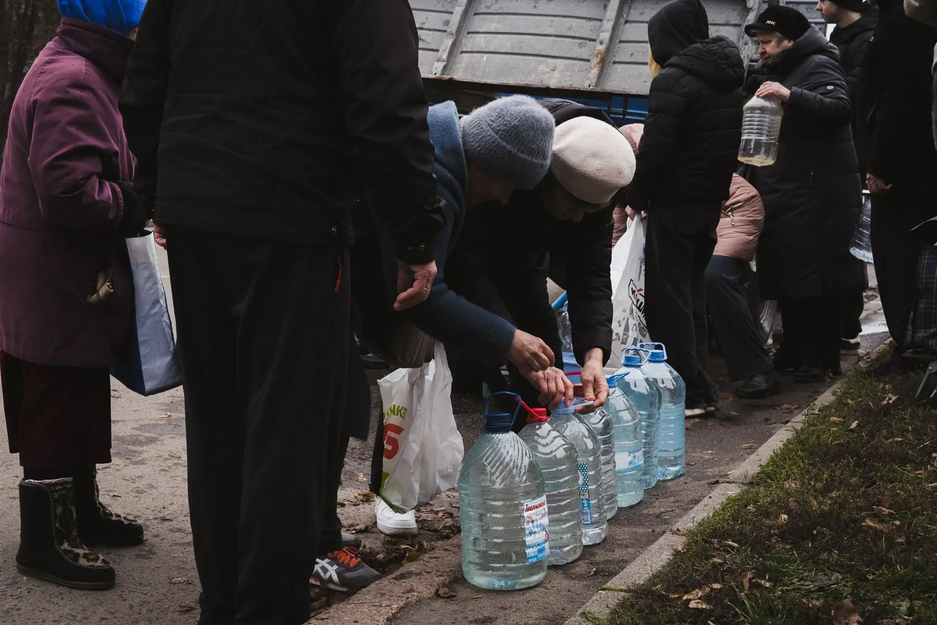 lyudy nabyrayutʹ baklаzhky z vodoyu lyudy nabyrayutʹ baklаzhky z vodoyu