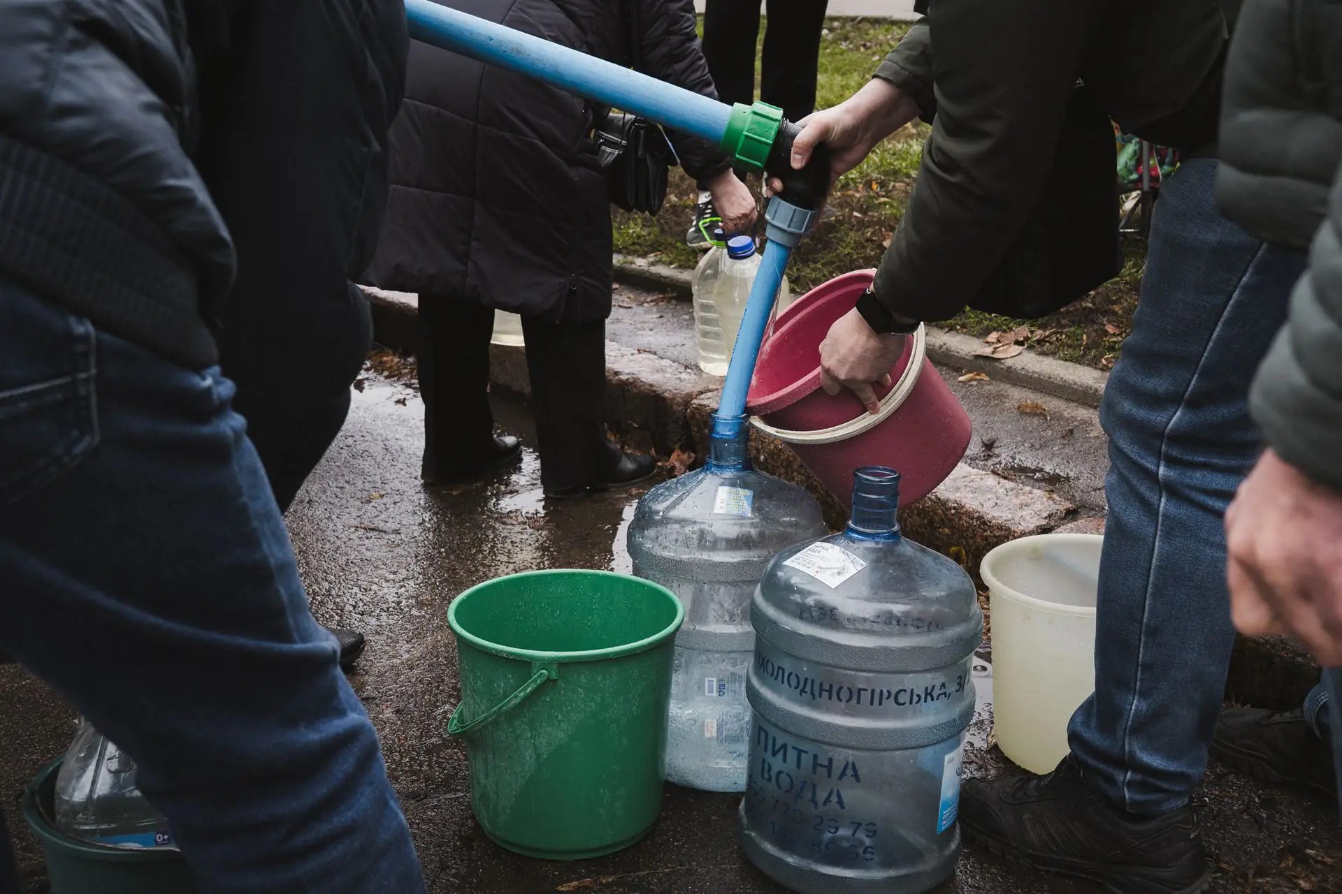 lyudy nabyrayutʹ vodu u vіdra lyudy nabyrayutʹ vodu u vіdra