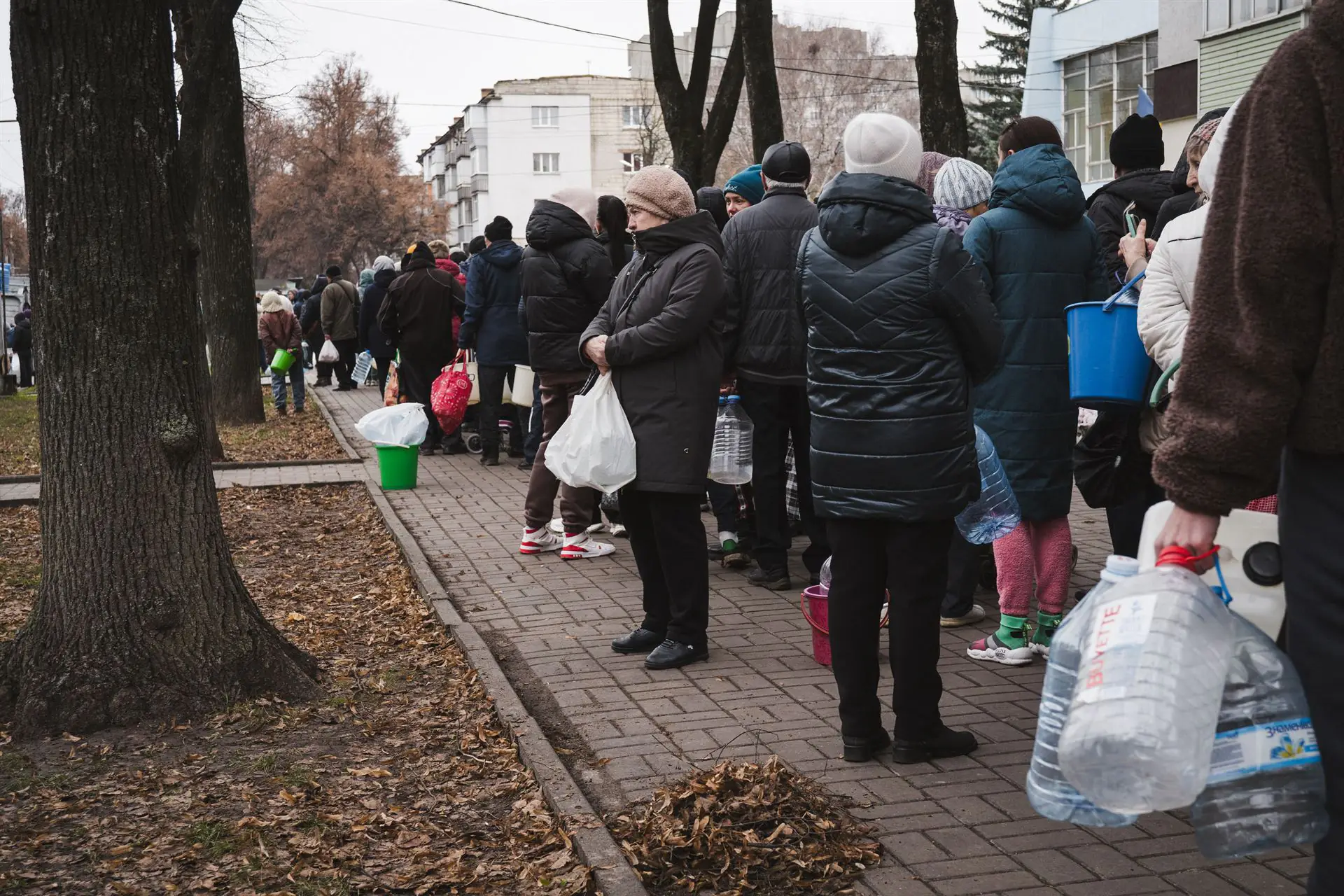 lyudy v cherzі za tekhnіchnoyu vodoyu lyudy v cherzі za tekhnіchnoyu vodoyu