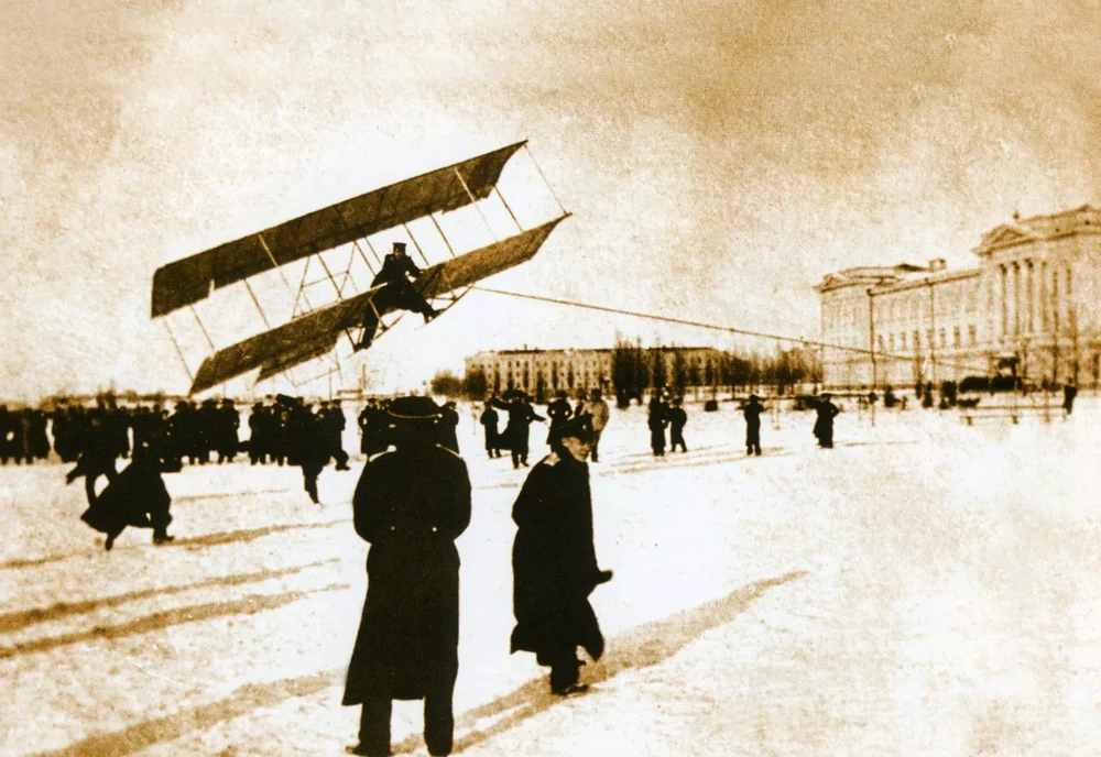 кадети літають на пленері біля Кадетського корпусу