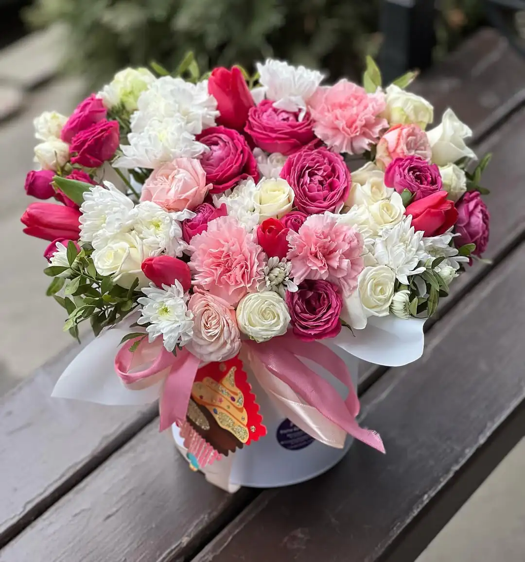 Рожева-біла композиція з квітів