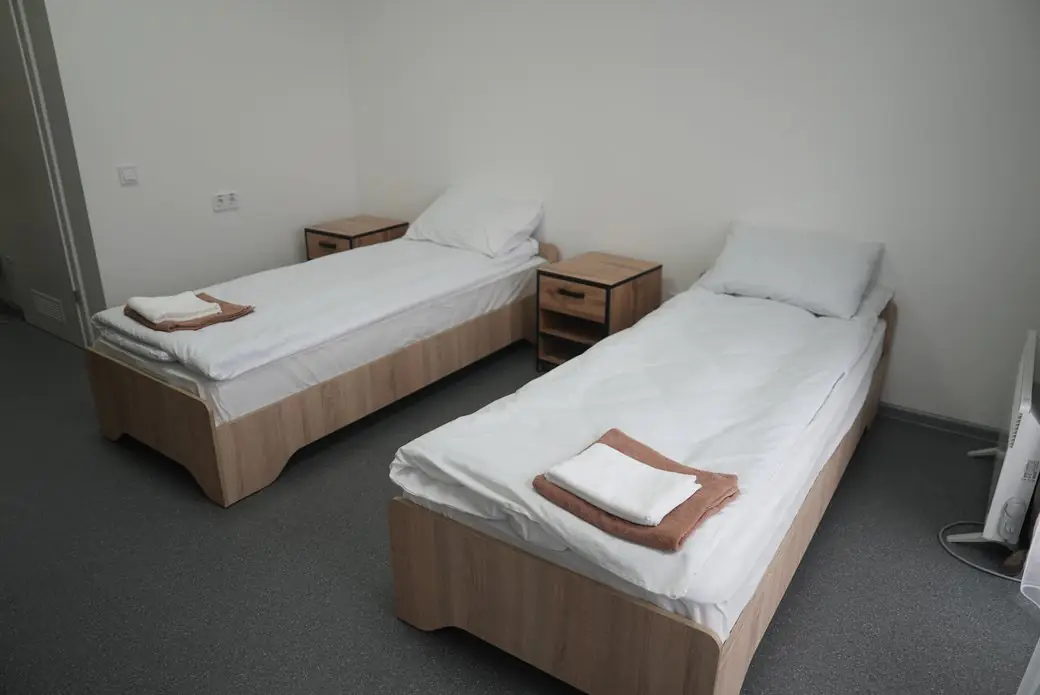 spalʹnya v tsentrі dlya vpo v trostyantsі Спальня в центрі для ВПО у Тростянці