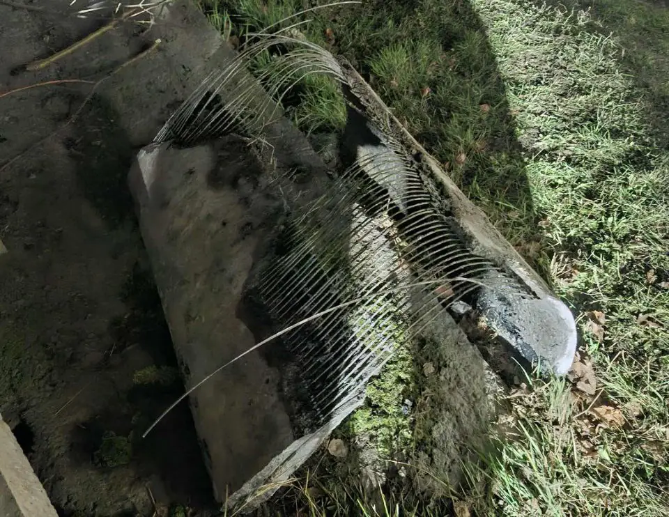 Стара зношена труба для води в Сумах