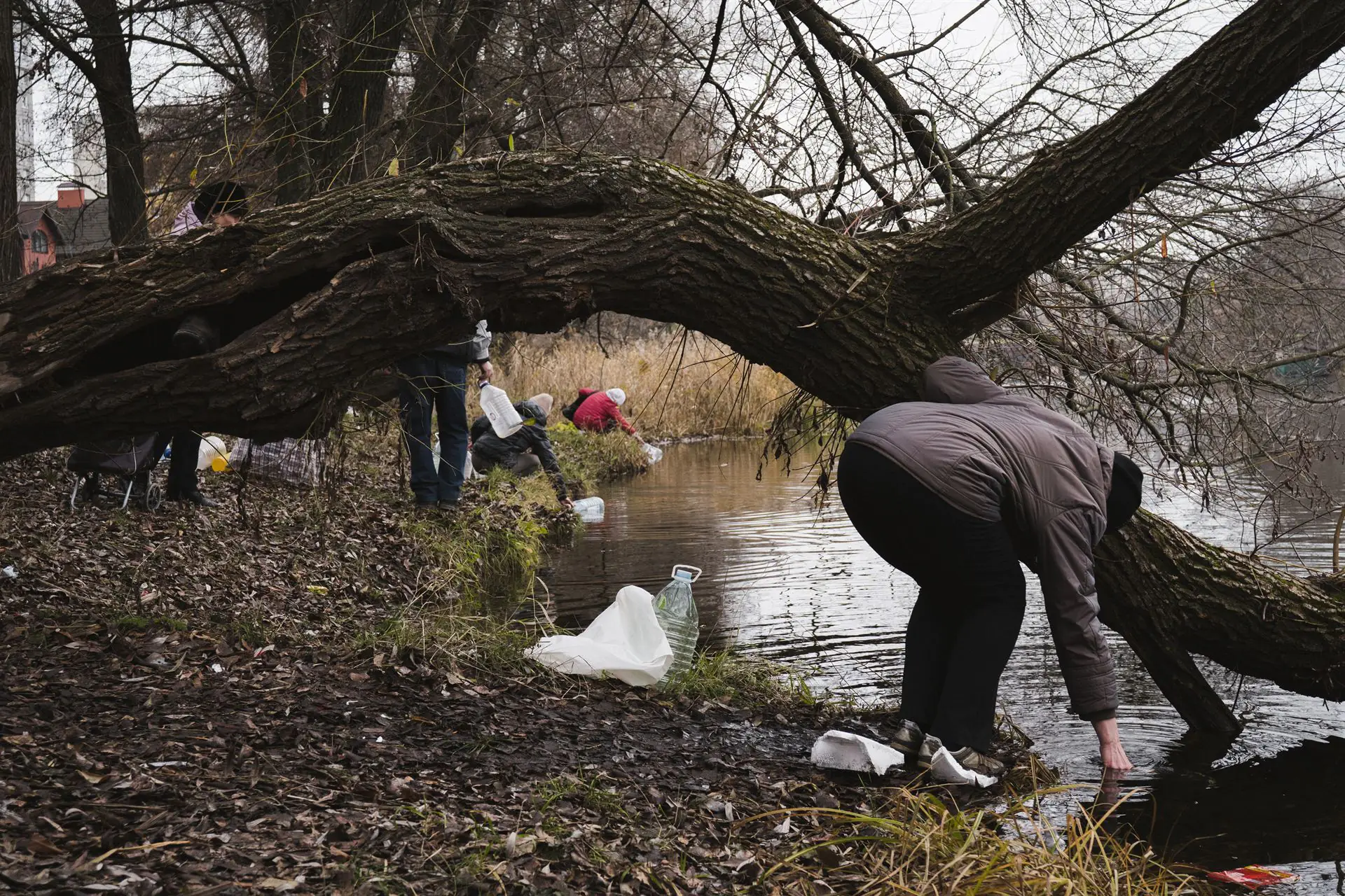 sumʹyany nabyrayutʹ vodu u pslі sumʹyany nabyrayutʹ vodu u pslі