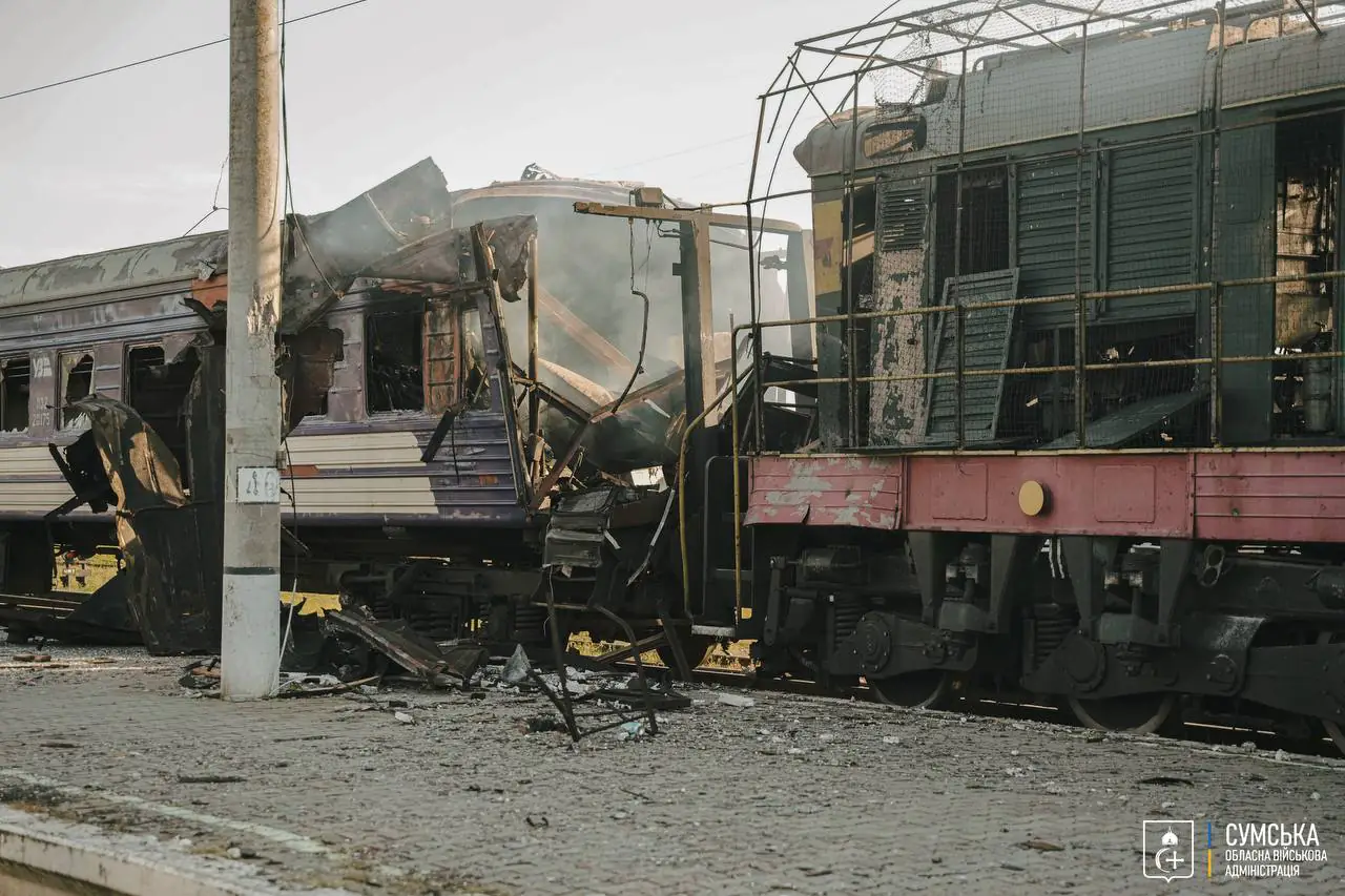 зруйнований внаслідок обстрілу вагон у Шостці