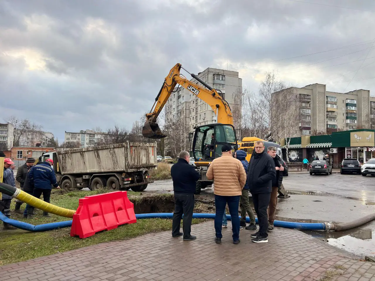 voda avaria sumy робота з ліквідації наслідків на напірному колекторі в Сумах