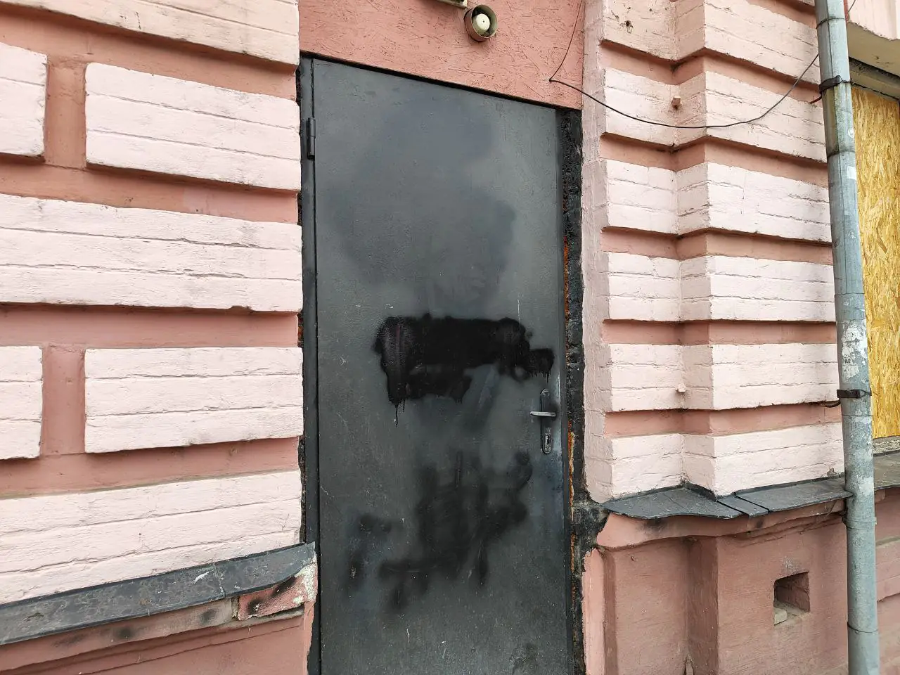 zafarbovani dveri зафарбований напис на дверях з Цоєм у Сумах