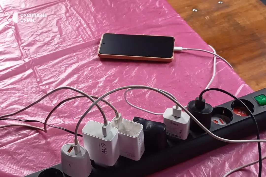 зарядка телефонів у пункті незламності в Сумах