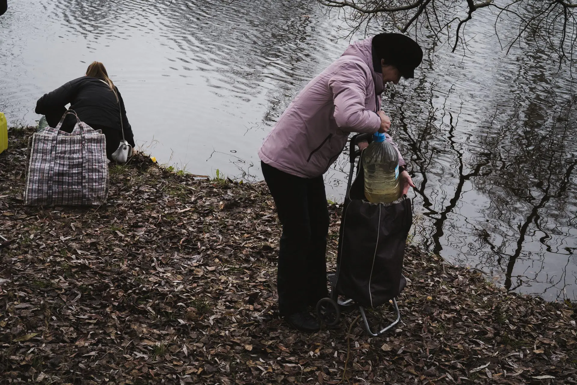 zhіnka z vodoyu bіlya psla zhіnka z vodoyu bіlya psla