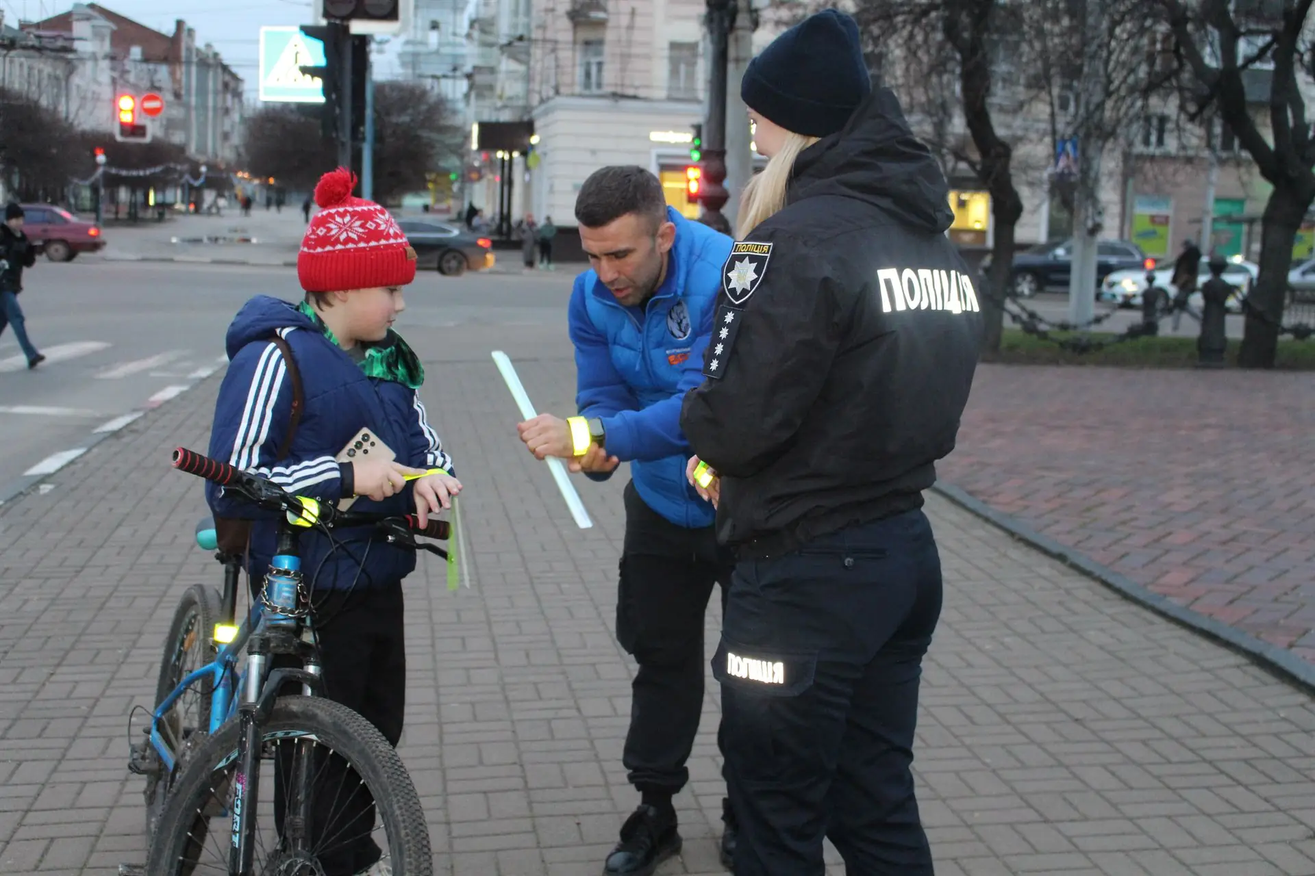 Балу і поліція роздають флікери сум'янам