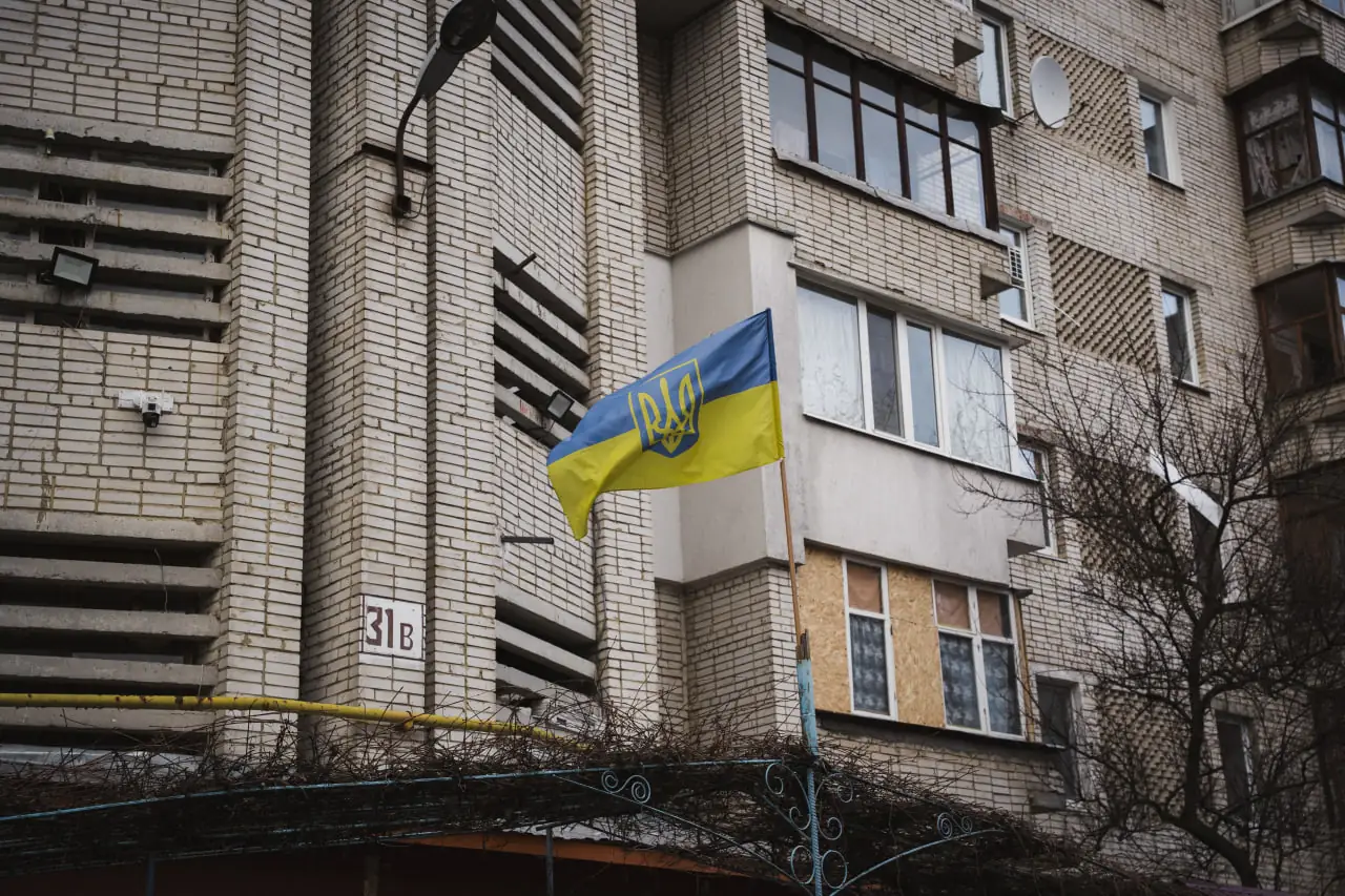 Український прапор висить на одній із вулиць Сум