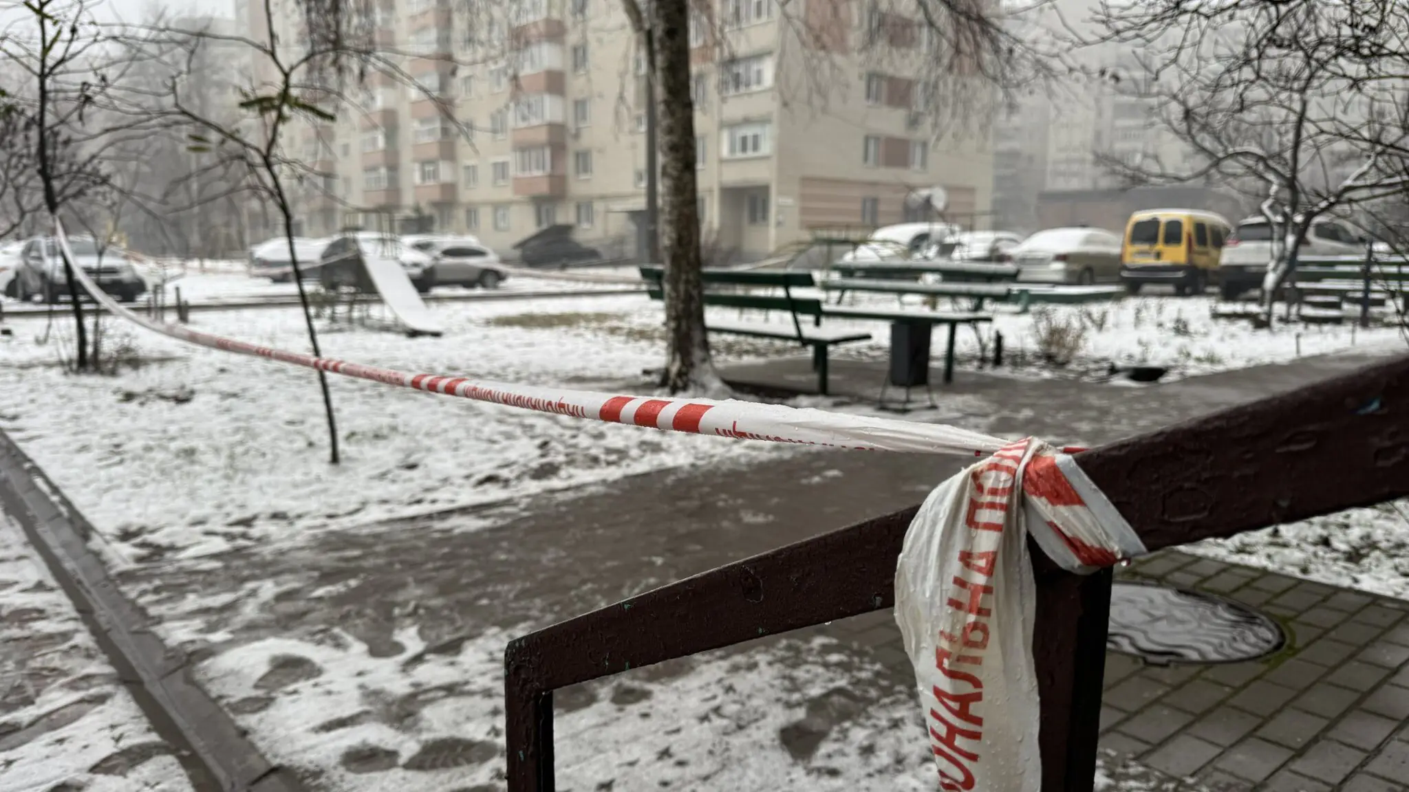 cholovik striliav po ditiakh sumy 2 Двір будинку, де чоловік стріляв по підлітках