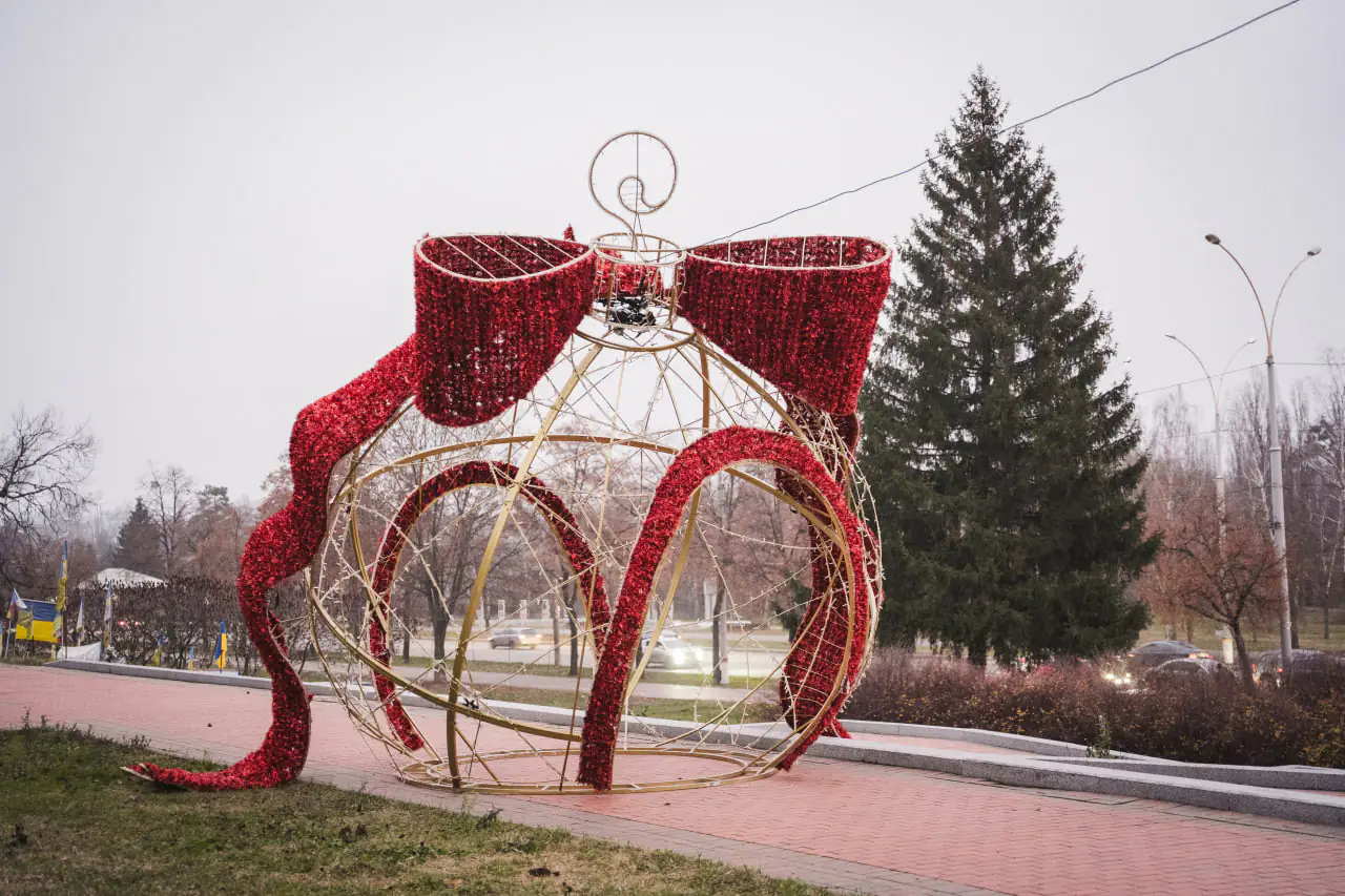 новорічна кулька в центрі Сум