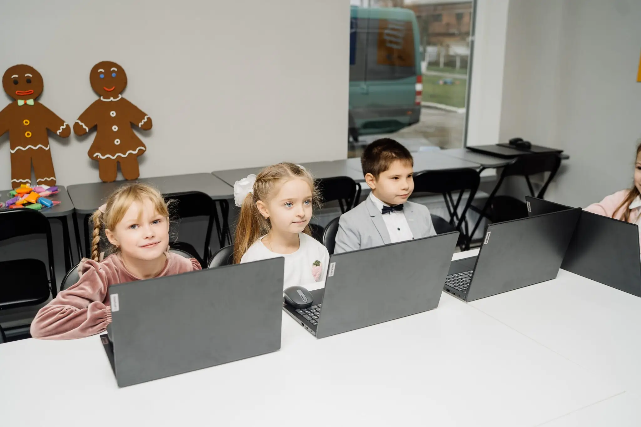 Діти за ноутбуками у Вулику на Сумщині 