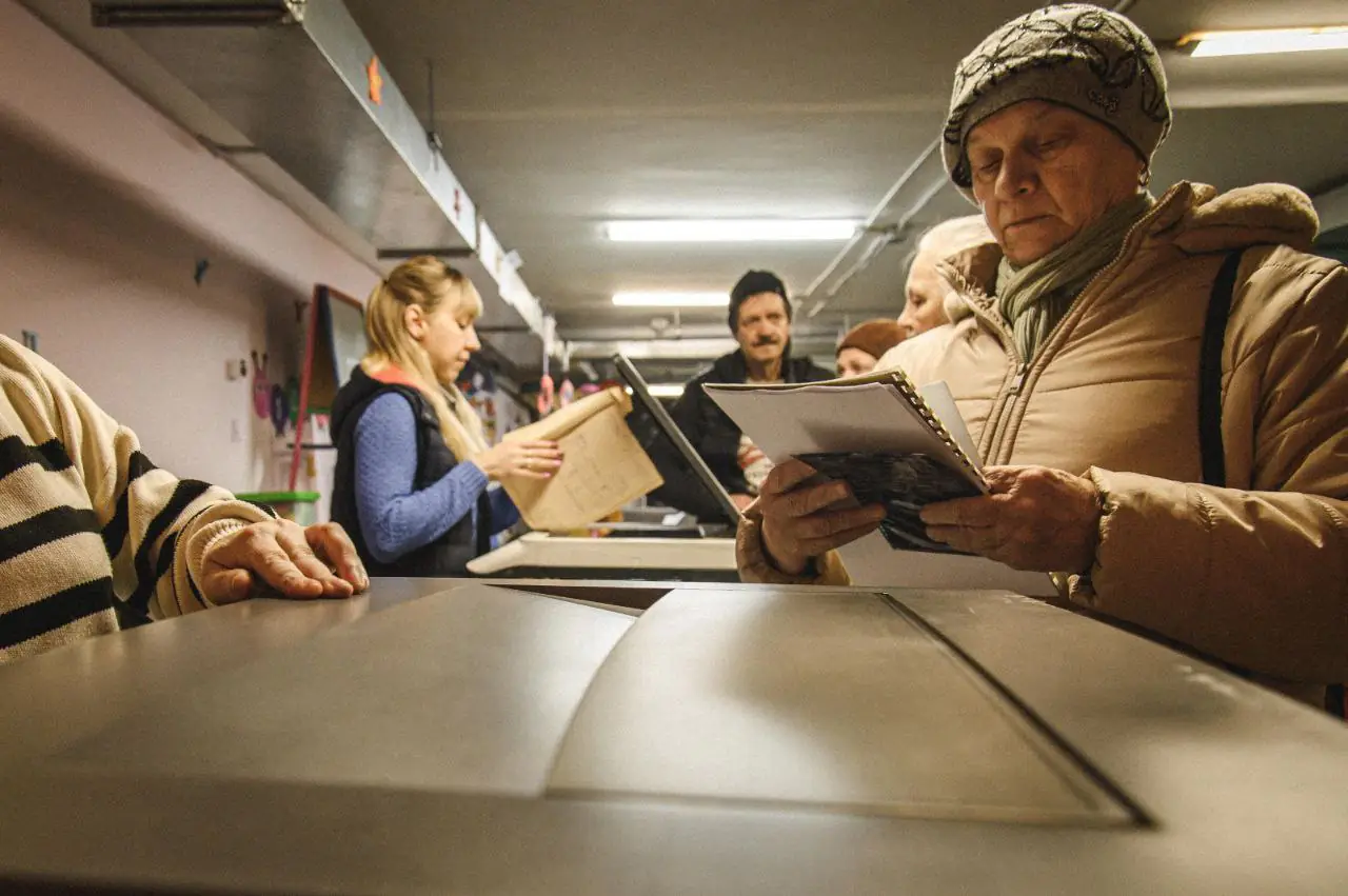 жителька Сум отримує допомогу після російського обстрілу