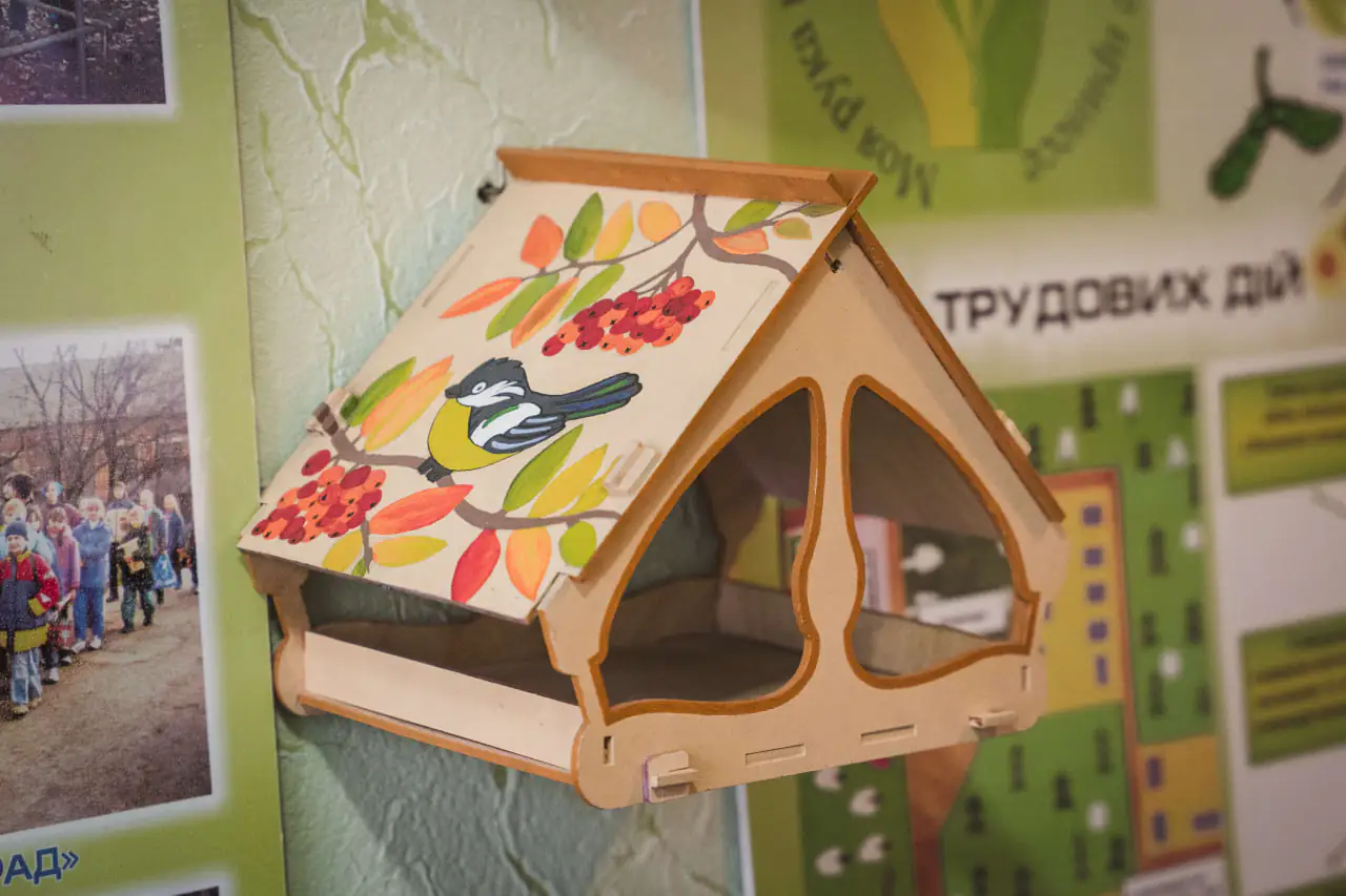 godivnichka z malyunkom годівничка з малюнками