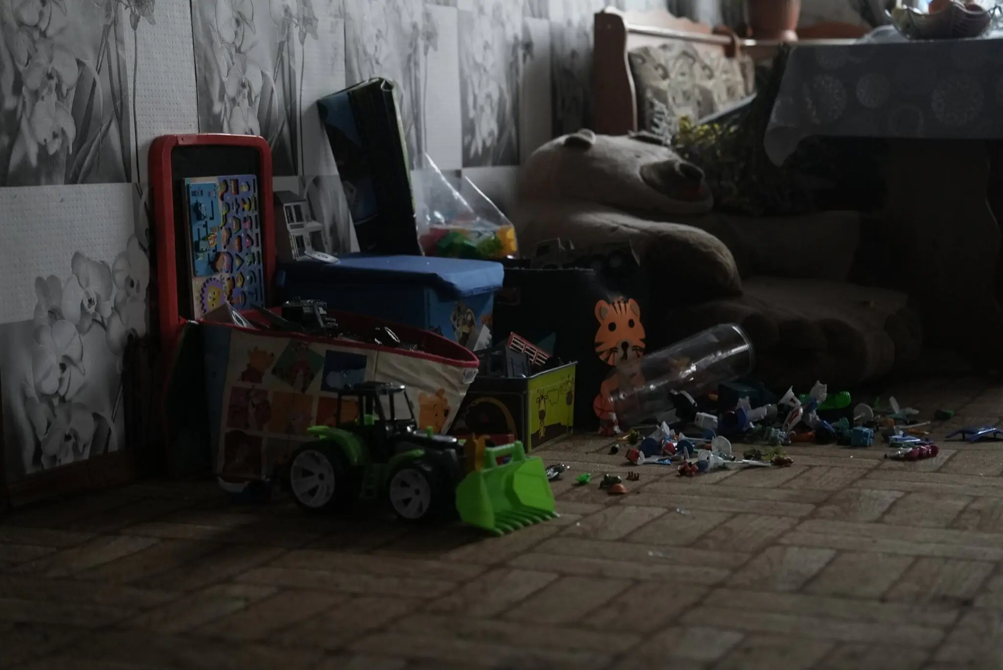 іграшки у зруйнованому будинку в Тростянці