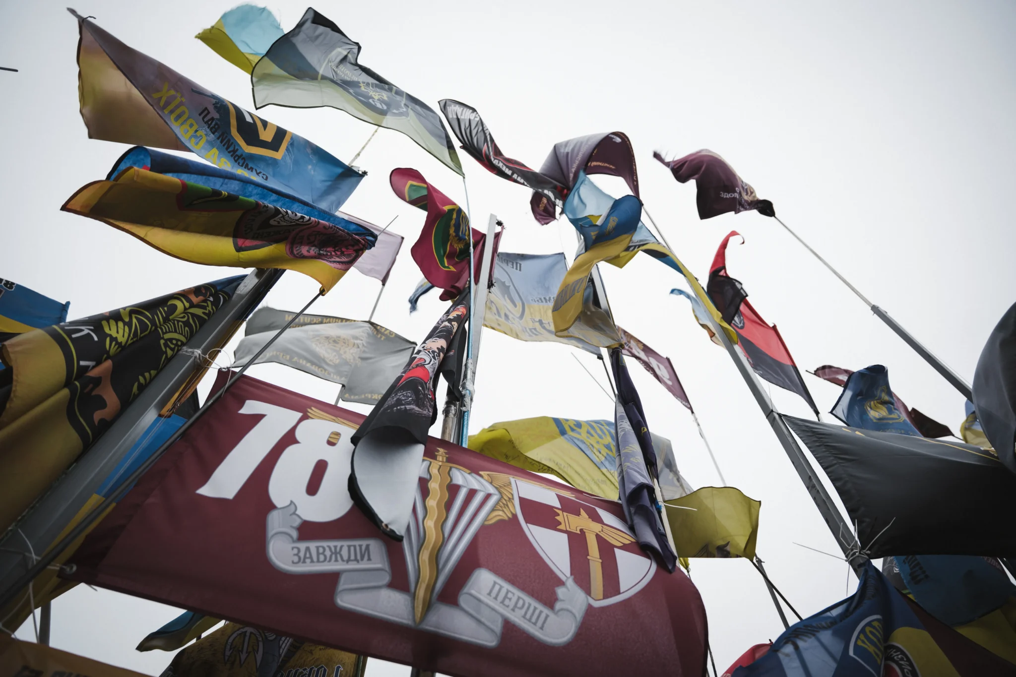 Прапори прикріплені до літер флагштоками. Вони ніби тягнуться до неба.