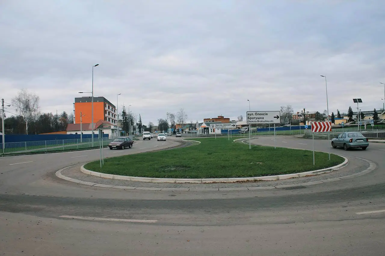 kіlʹtse na dorozі v Trostyantsі