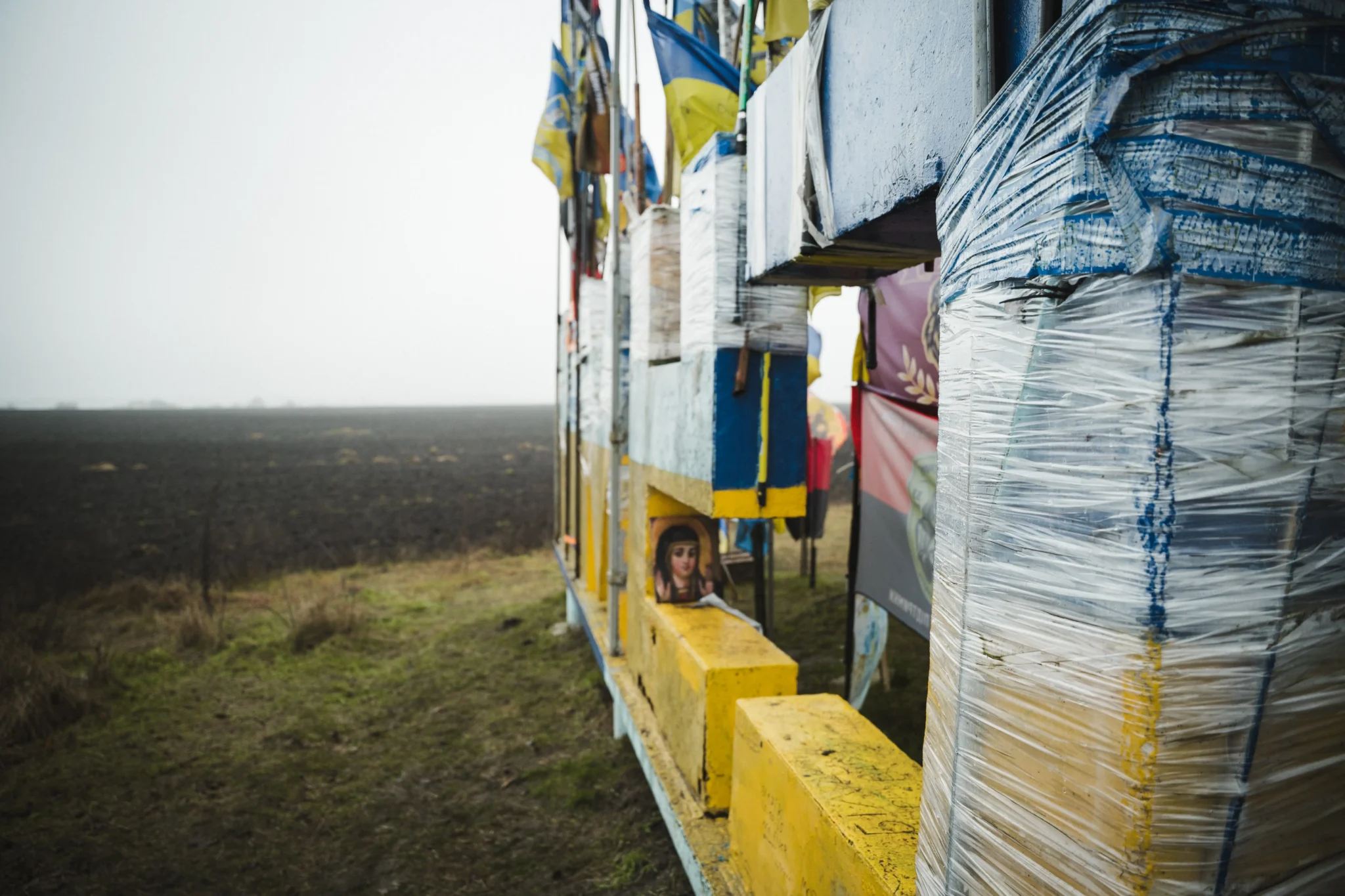 Всередині однієї з літер заховалась ікона. Флагштоки поряд з нею примотали клейкою стрічкою.