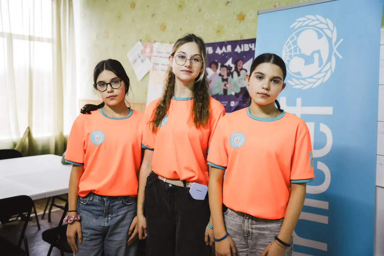 klub dlia pidlitkiv 1 Юні підлітки, які відвідують клуб для дівчат у селі Сад