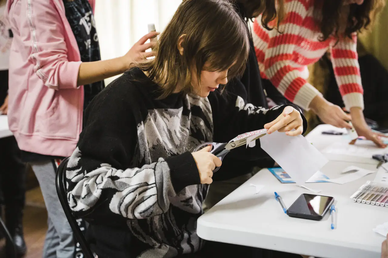 klub dlia pidlitkiv 2 Дівчата в ліцеї створюють плакат