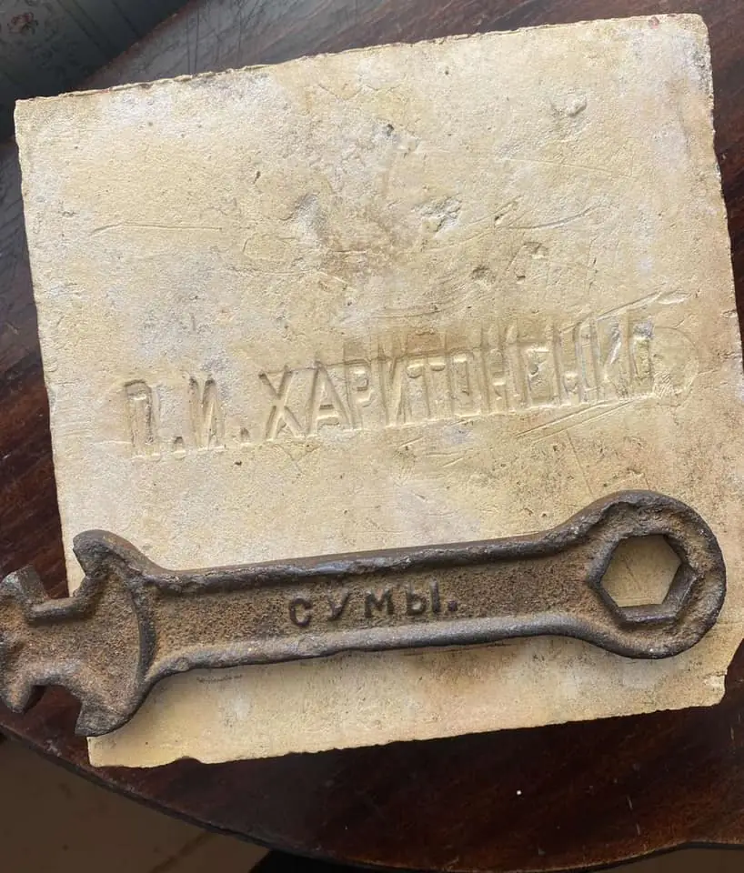 kluch ta cegla haritonenkiv ключ і цегла з заводу Харитоненків