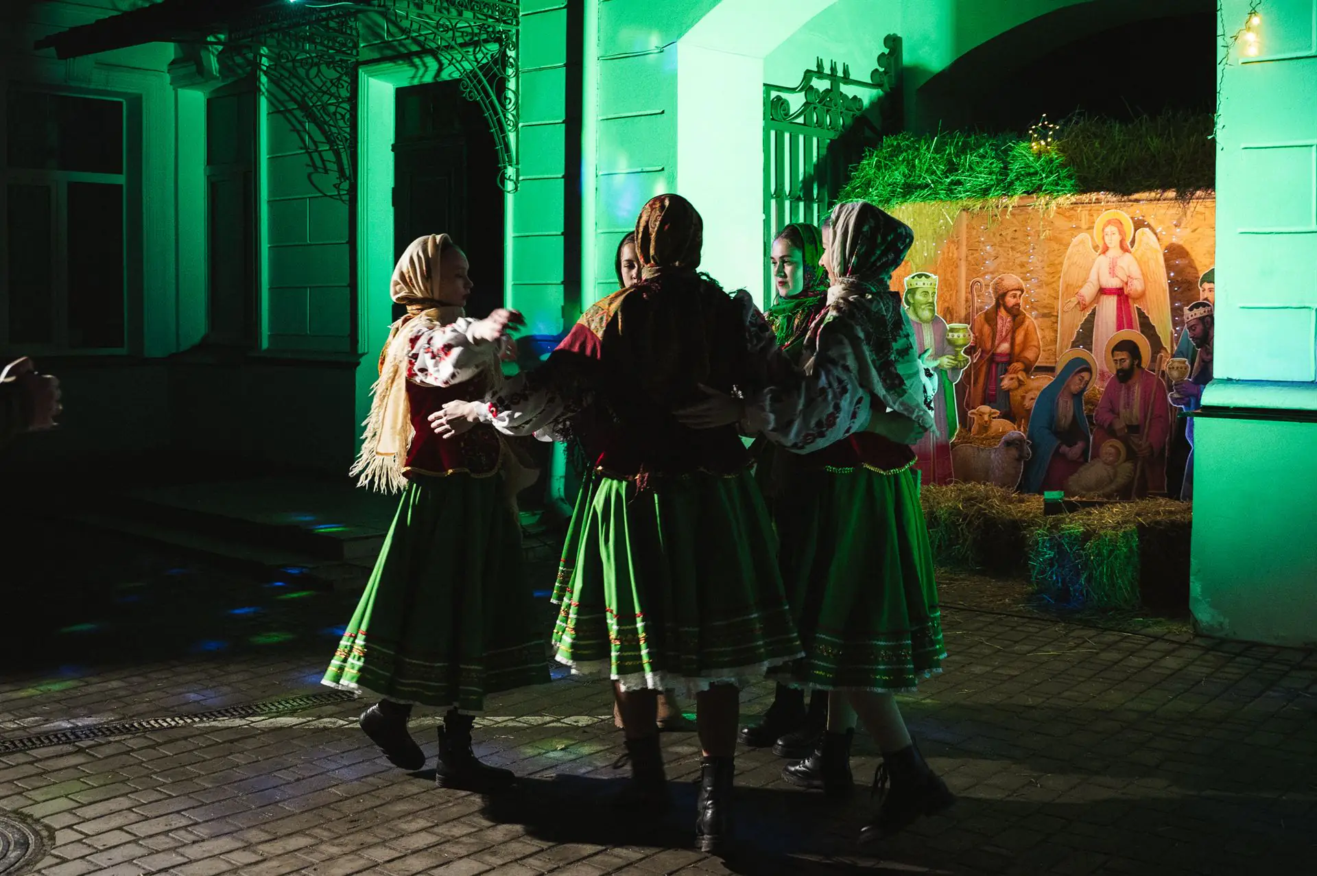 Колядники біля Різдвяного Вертепу