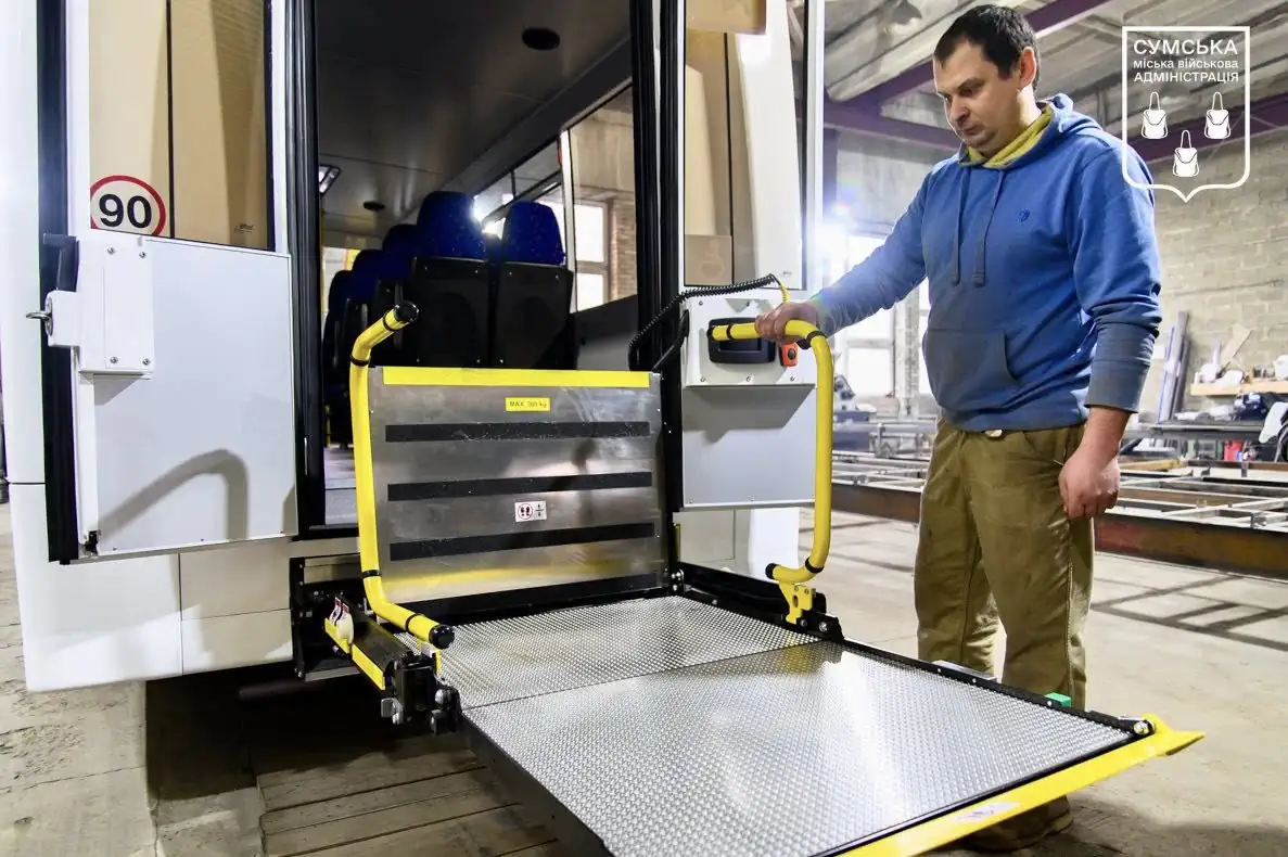 ліфт в автобусі для людей що пересуваються на кріслі колісному