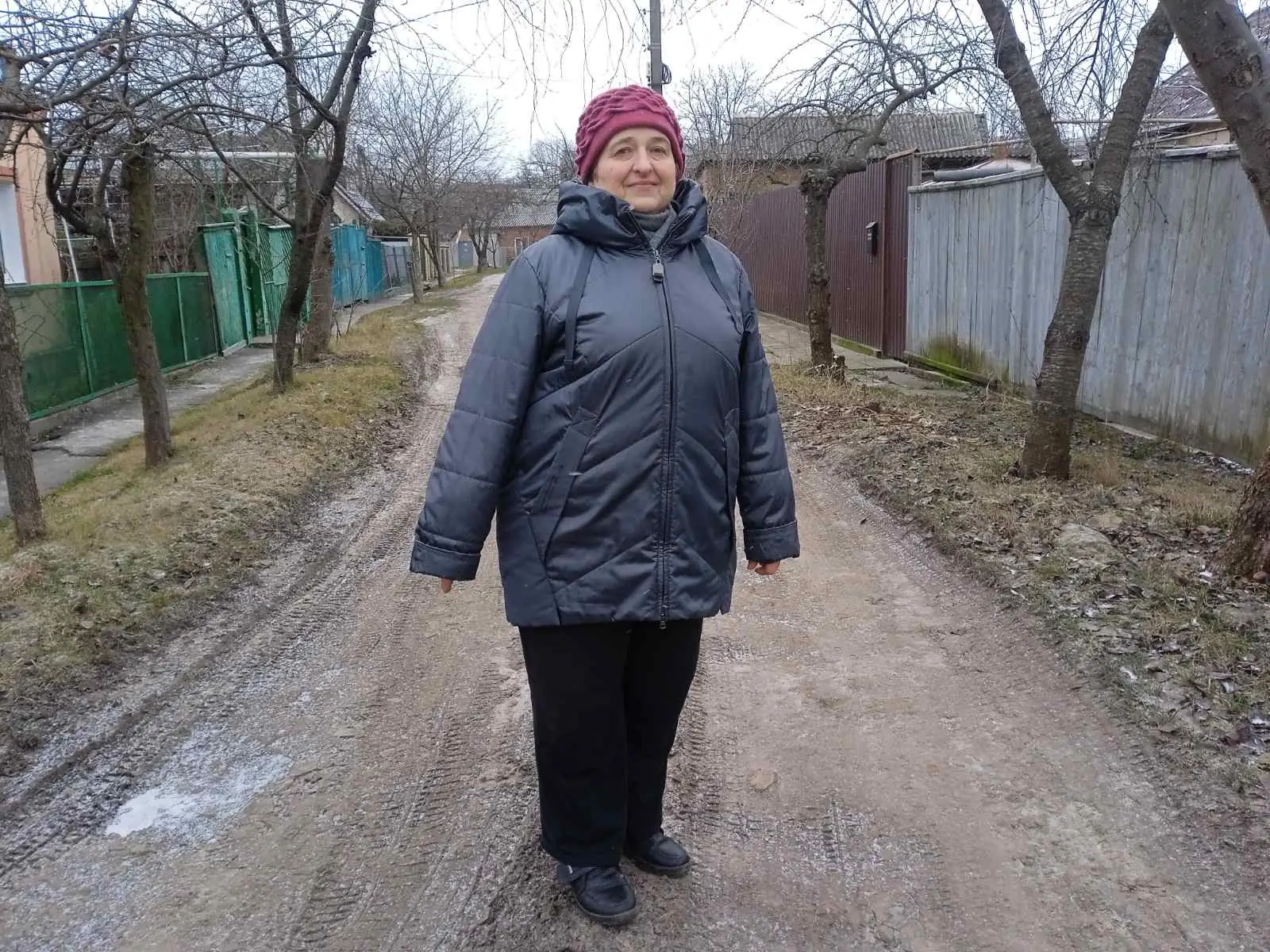 Мешканка Сум поблизу будинку своїх батьків