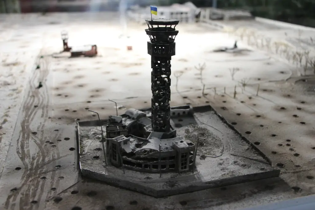 Макет Донецького аеропорту, який встановили у музеї на Вінниччині. зону поряд із ним облаштували як алюзію на події.