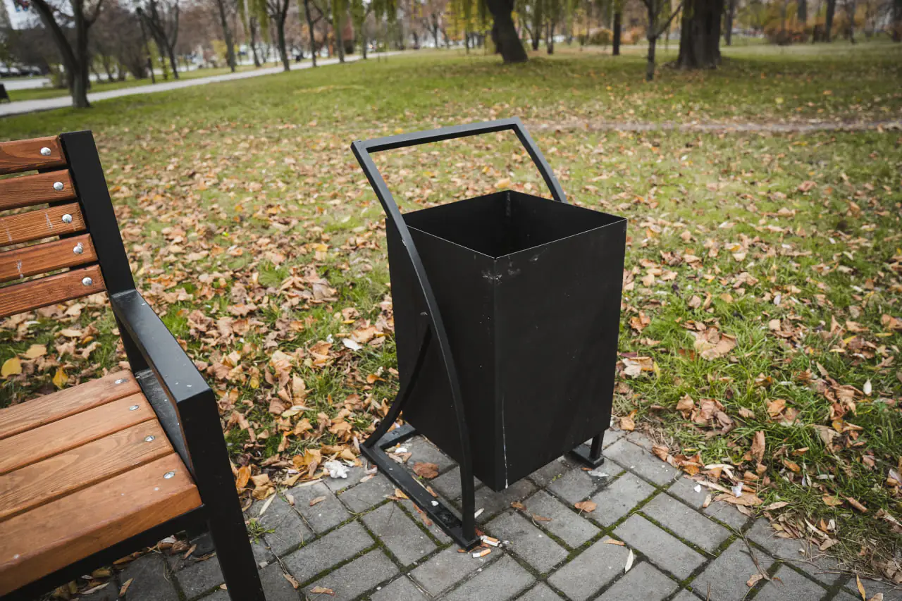 нова урна в сквері Михайла Лушпи