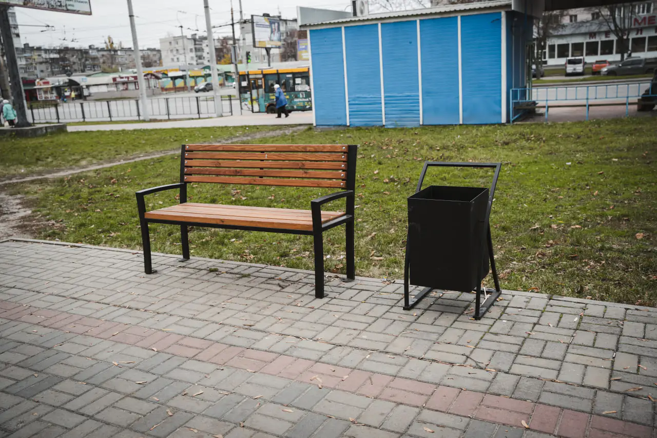 нові лавка й урна в сквері Михайла Лушпи